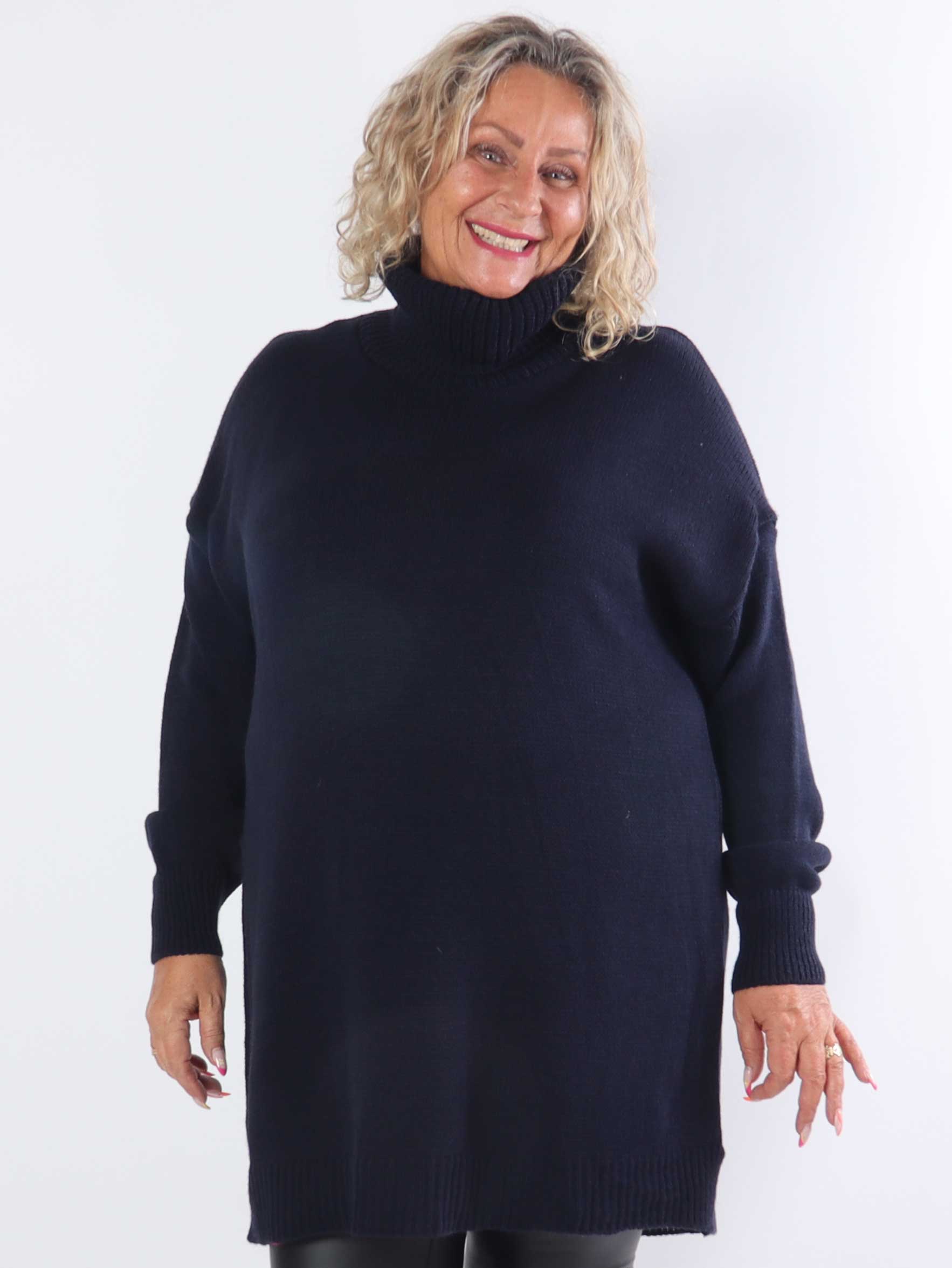 Blair - Ensfarvet plus size strikkjole med turtleneck